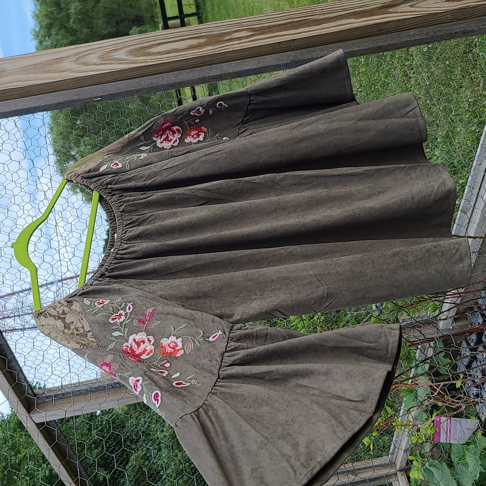😍 Gorgeous Floral Flowy Blouse
